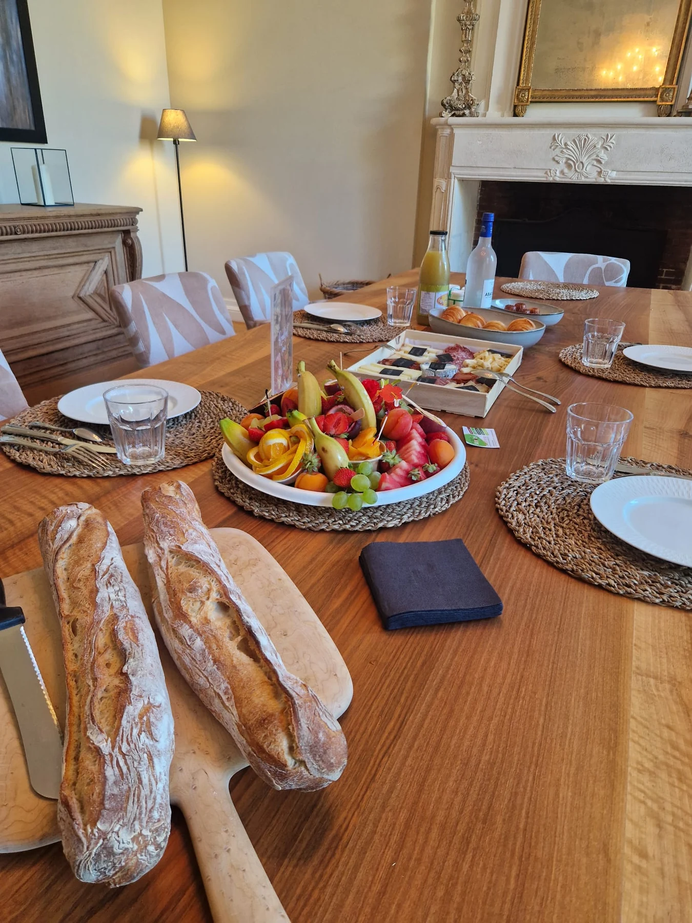 Grande table gourmande Tsara avec pains artisanaux, fruits et produits locaux